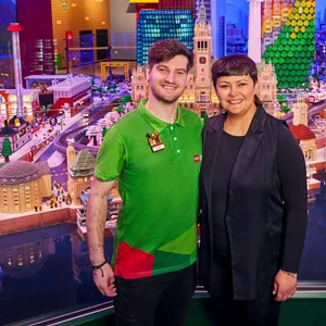 „Master Model Builder“ Robert Püschel und Center-Chefin Miriam Wolframm in der „Mini World“ des Lego Discovery Centre in der Hamburger HafenCity.