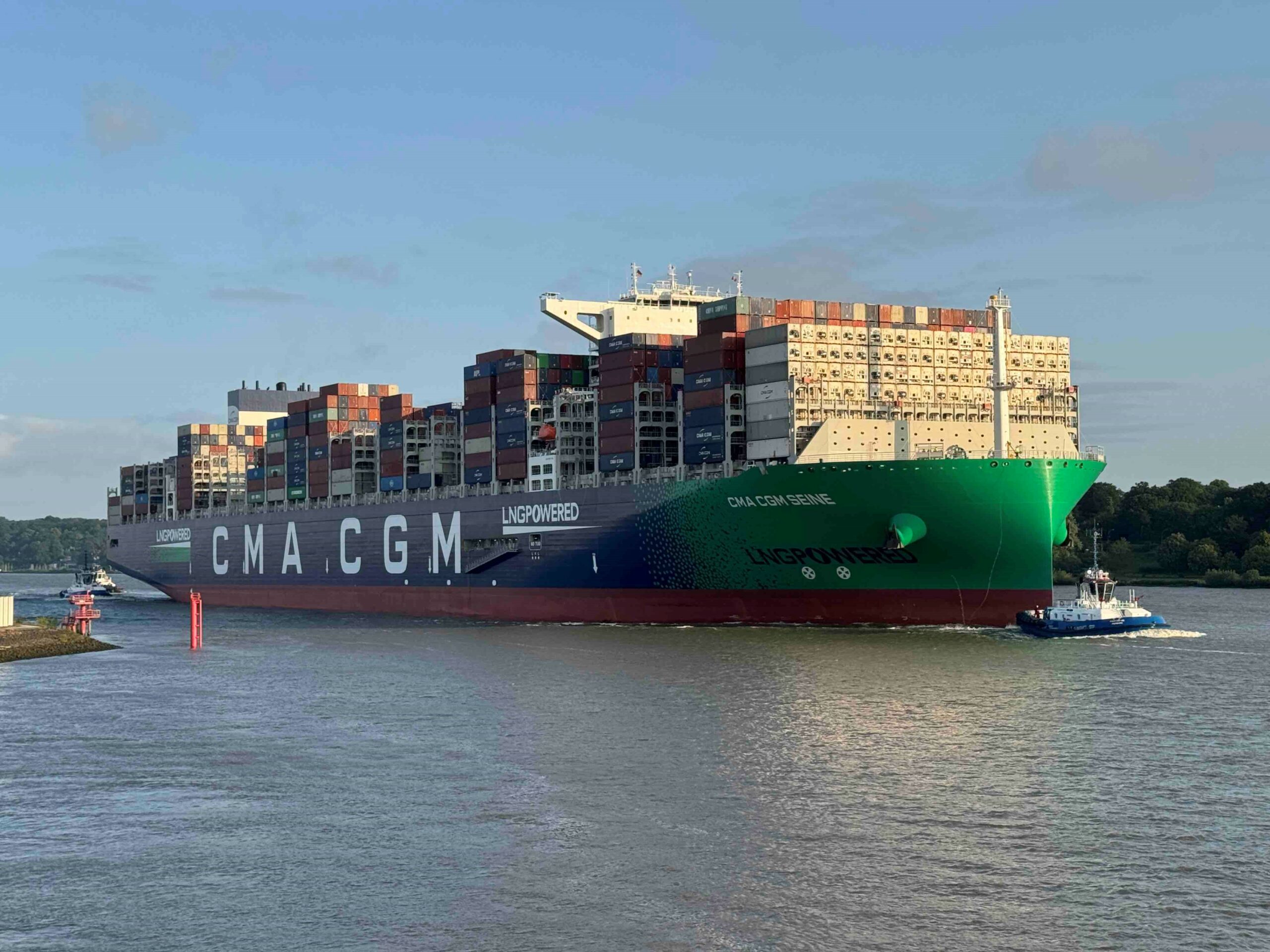 Die „CMA CGM Seine“ besucht Hamburg.