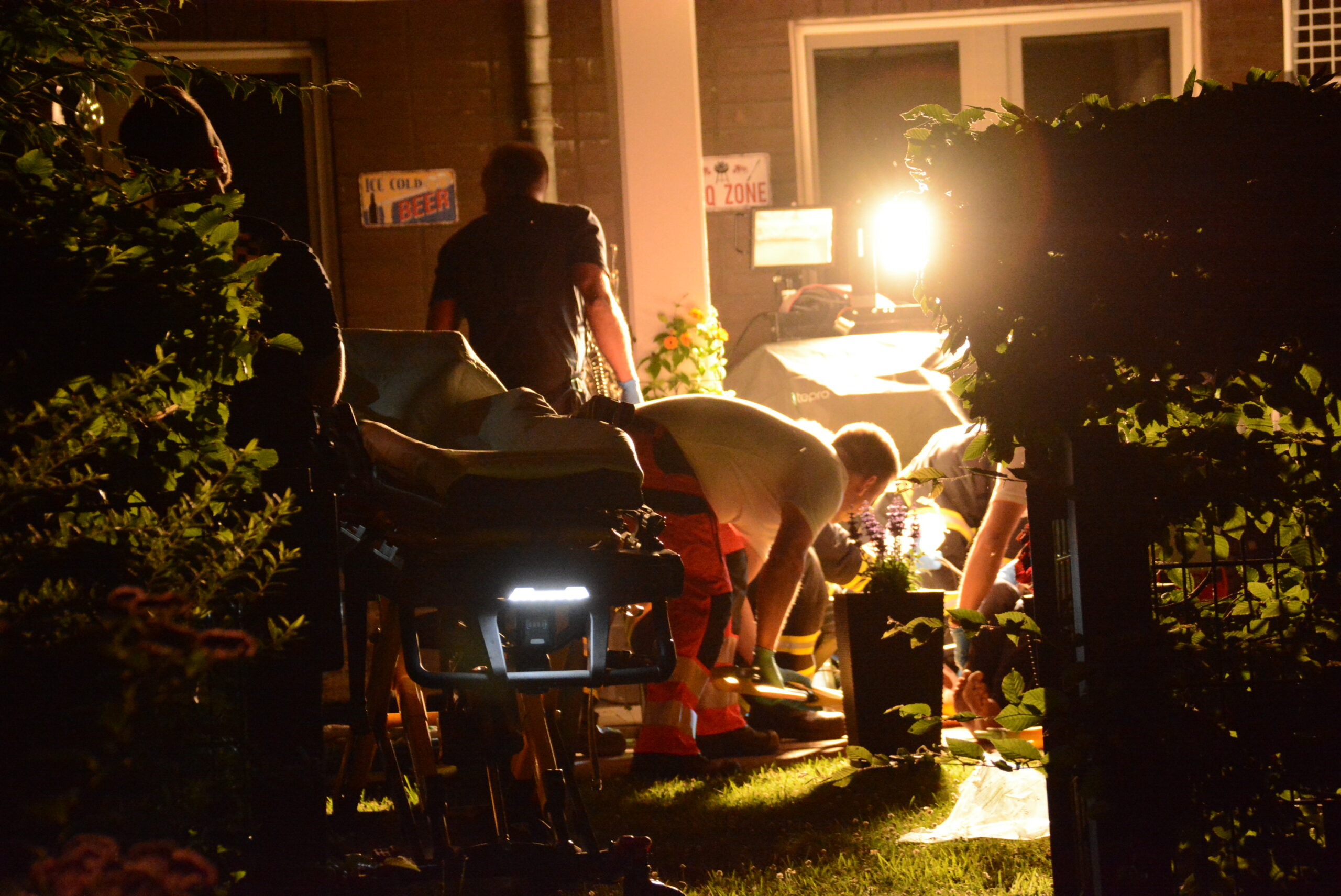 Rettungskräfte versorgen den schwerverletzten 56-Jährigen vor dem Haus in Hamburg-Lohbrügge.