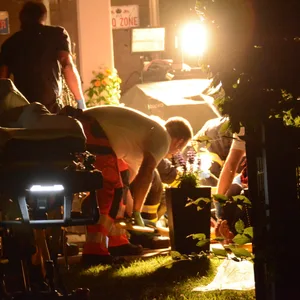 Rettungskräfte versorgen den schwerverletzten 56-Jährigen vor dem Haus in Hamburg-Lohbrügge.