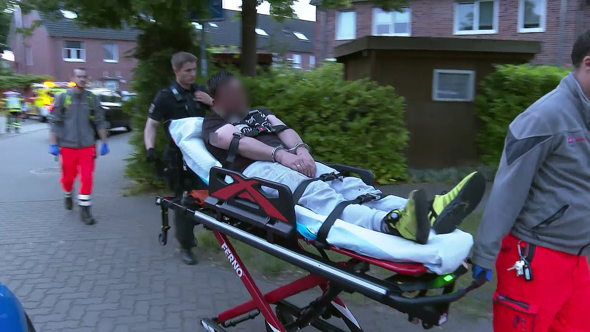 Ein Mann auf einer Trage