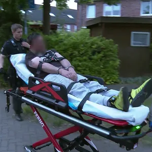 Ein Mann auf einer Trage