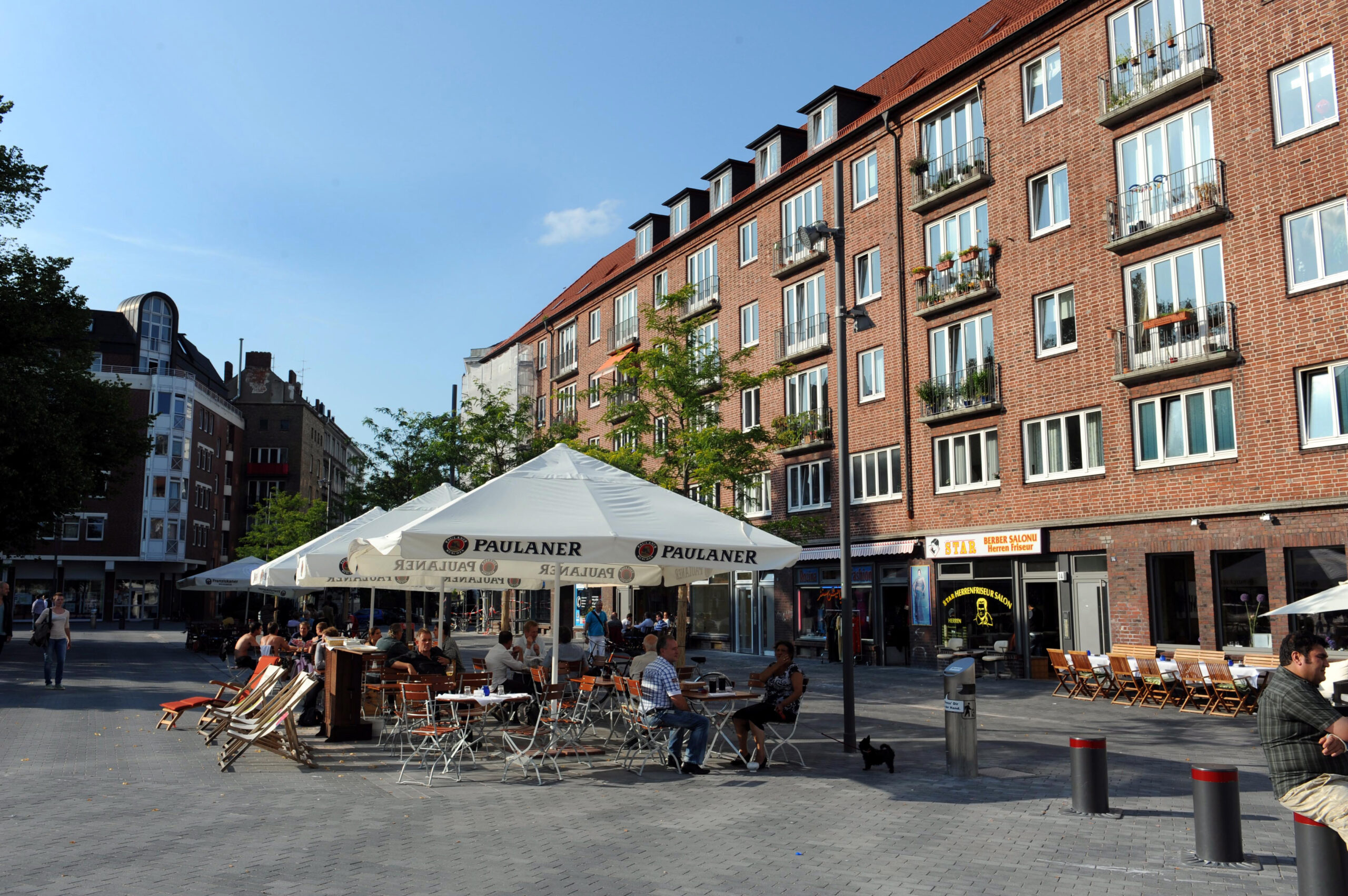 Platz mit Sonnenschirmen