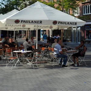 Platz mit Sonnenschirmen