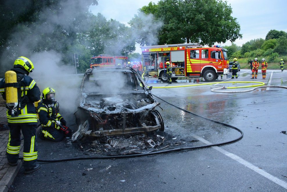 Der Fahrer steuerte den qualmenden Mercedes noch auf einen Parkplatz, kurz darauf stand der Wagen in Flammen.