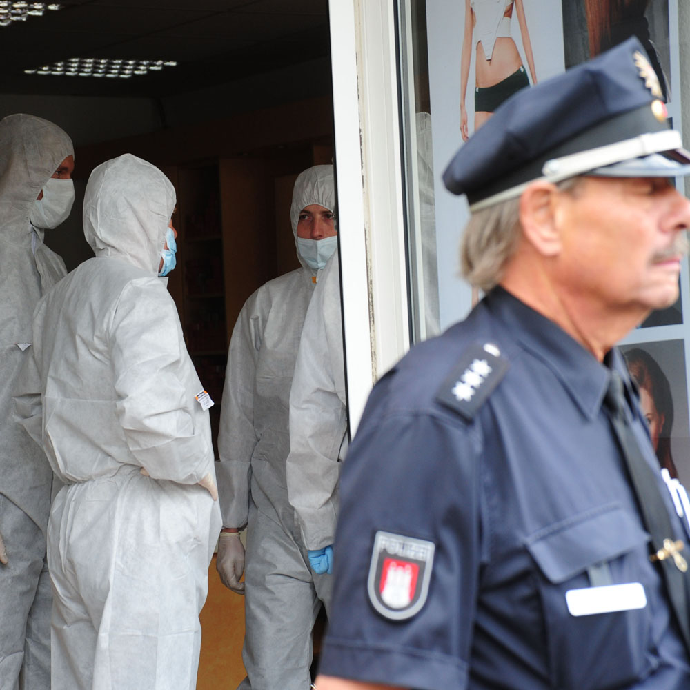 Schlafenden Mann auf den Kopf geschlagen und schwer verletzt – Mordkommission ermittelt in Harburg