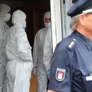 Schlafenden Mann auf den Kopf geschlagen und schwer verletzt – Mordkommission ermittelt in Harburg