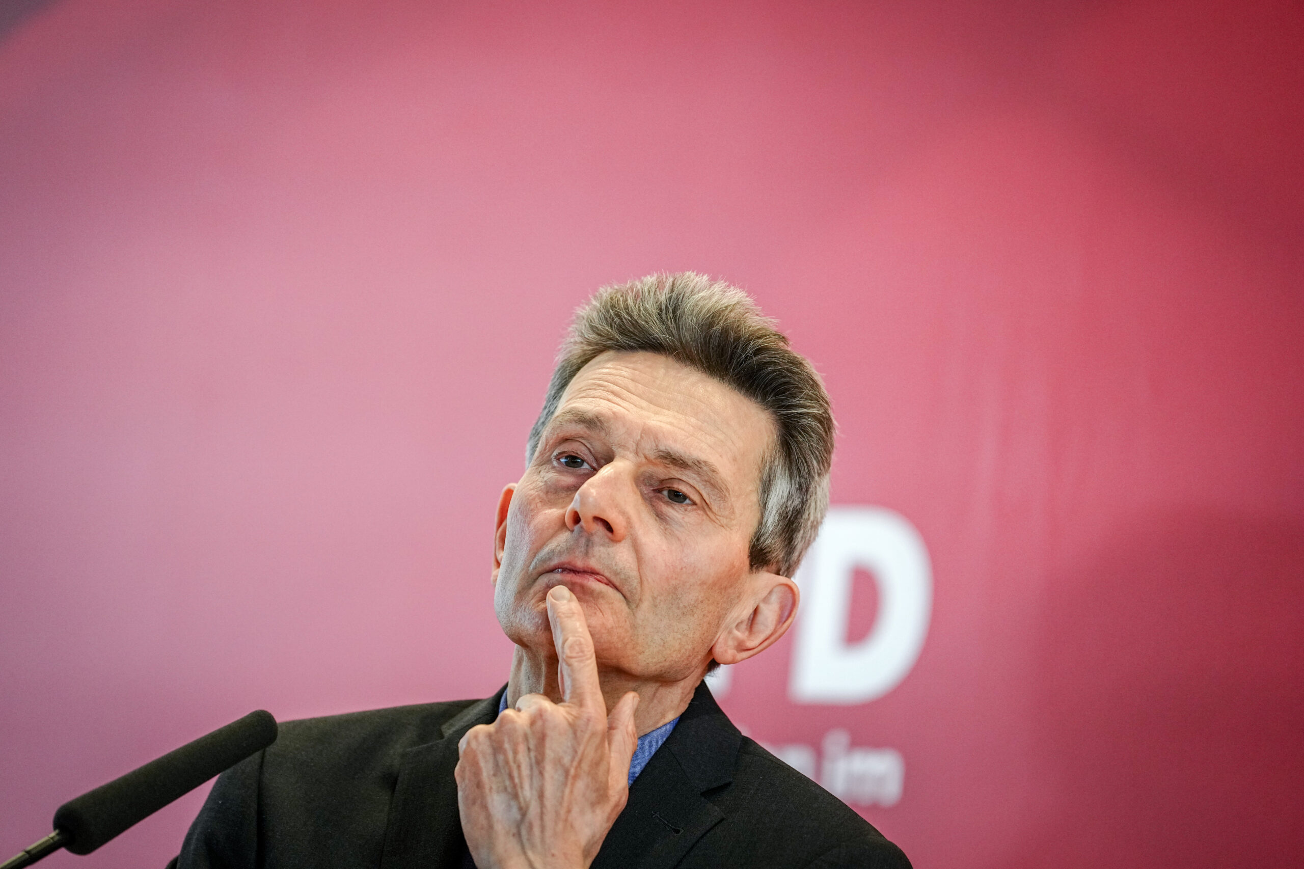 Gesicht von Rolf Mützenich, der ehemalige Vorsitzende der SPD-Bundestagsfraktion, gibt vor einem Mikro ein Pressestatement zu Beginn der Fraktionssitzung seiner Partei