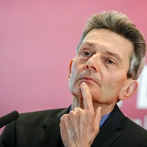 Gesicht von Rolf Mützenich, der ehemalige Vorsitzende der SPD-Bundestagsfraktion, gibt vor einem Mikro ein Pressestatement zu Beginn der Fraktionssitzung seiner Partei