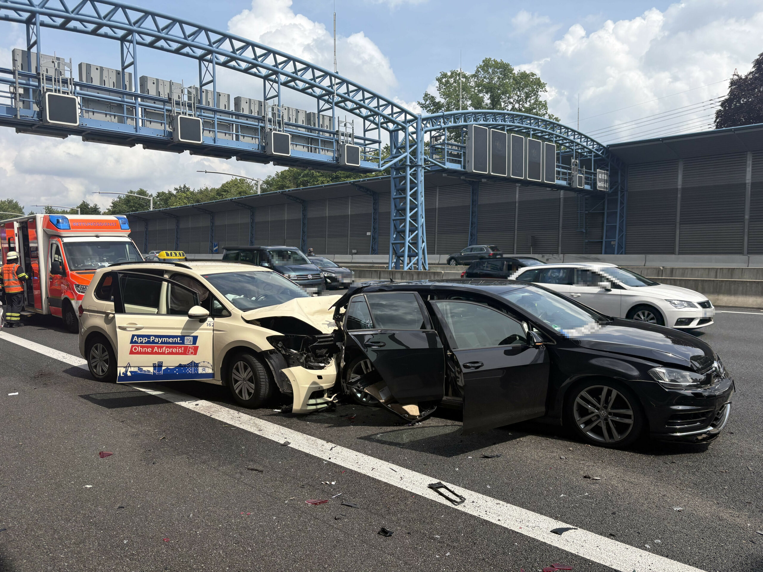 Das Taxi und der schwarze VW Golf stehen nach dem Crash völlig demoliert an der Unfallstelle.