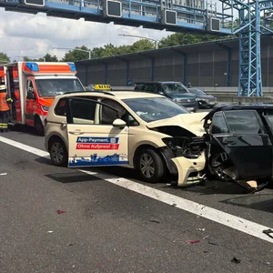 Das Taxi und der schwarze VW Golf stehen nach dem Crash völlig demoliert an der Unfallstelle.