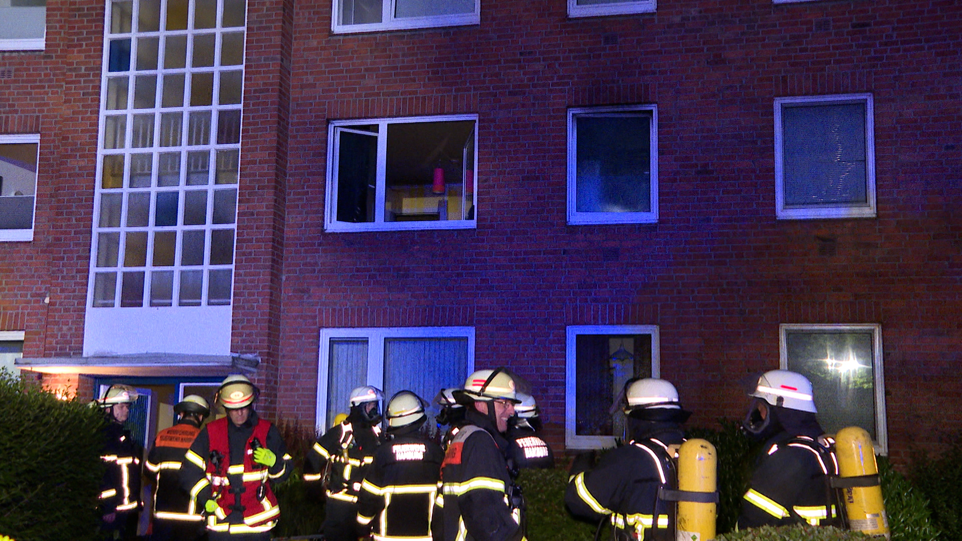 Feuerwehr vor einem Wohnhaus