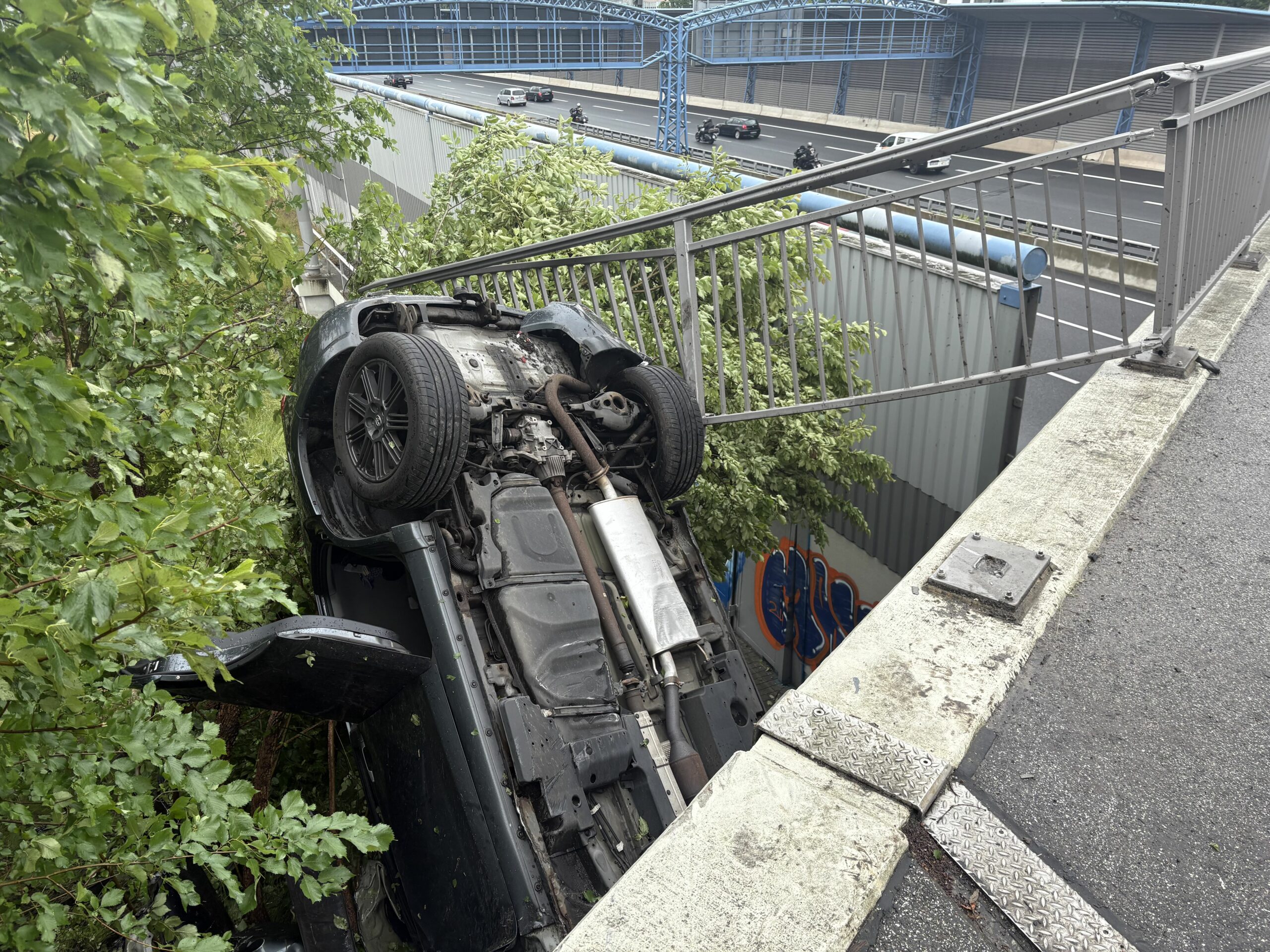 Der Wagen kam auf der Vielohwegbrücke von der Fahrbahn ab und stürzte kopfüber in die Tiefe.