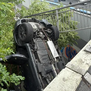 Der Wagen kam auf der Vielohwegbrücke von der Fahrbahn ab und stürzte kopfüber in die Tiefe.