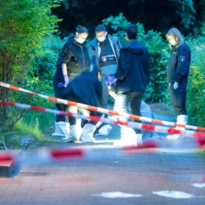 Vor diesem Mehrfamilienhaus in Farmsen-Berne ist am Pfingsmontag ein Mann angeschossen worden. Es handelt sich offenbar um einen Rocker-Boss.