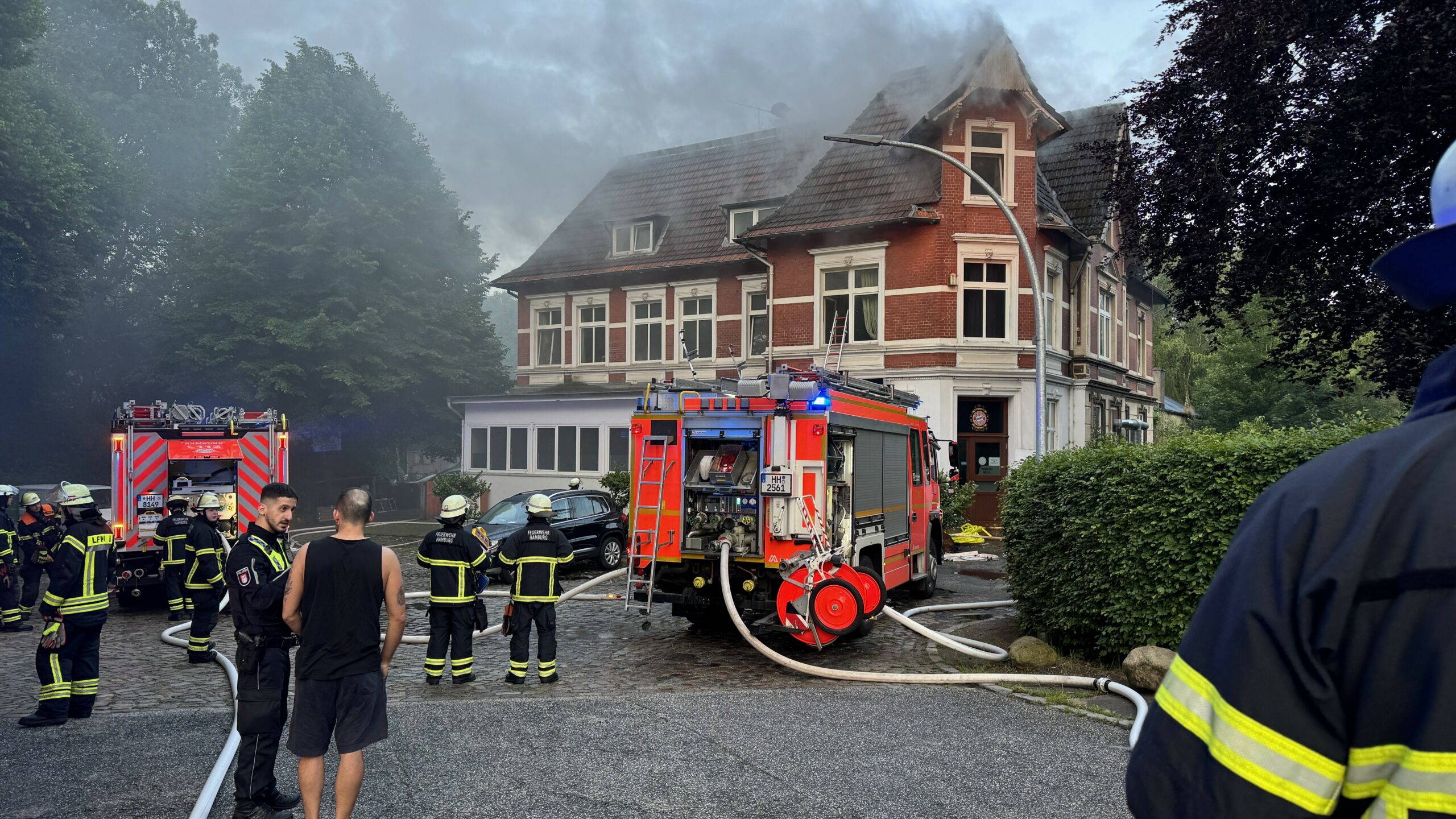 Einsatzkräfte der Feuerwehr löschen den Brand an der Steinbeker Hauptstraße in Billstedt.