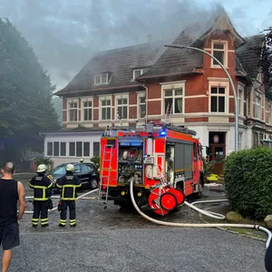 Einsatzkräfte der Feuerwehr löschen den Brand an der Steinbeker Hauptstraße in Billstedt.