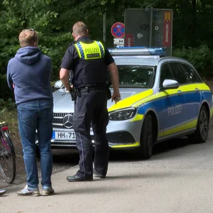 EIn Streifenwagen mit Passanten