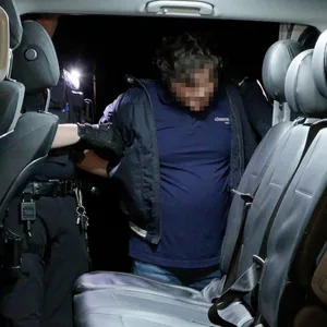 Der Mann wurde vorläufig festgenommen, weil zunächst nicht klar war, wo seine Partnerin ist und was vorgefallen war.