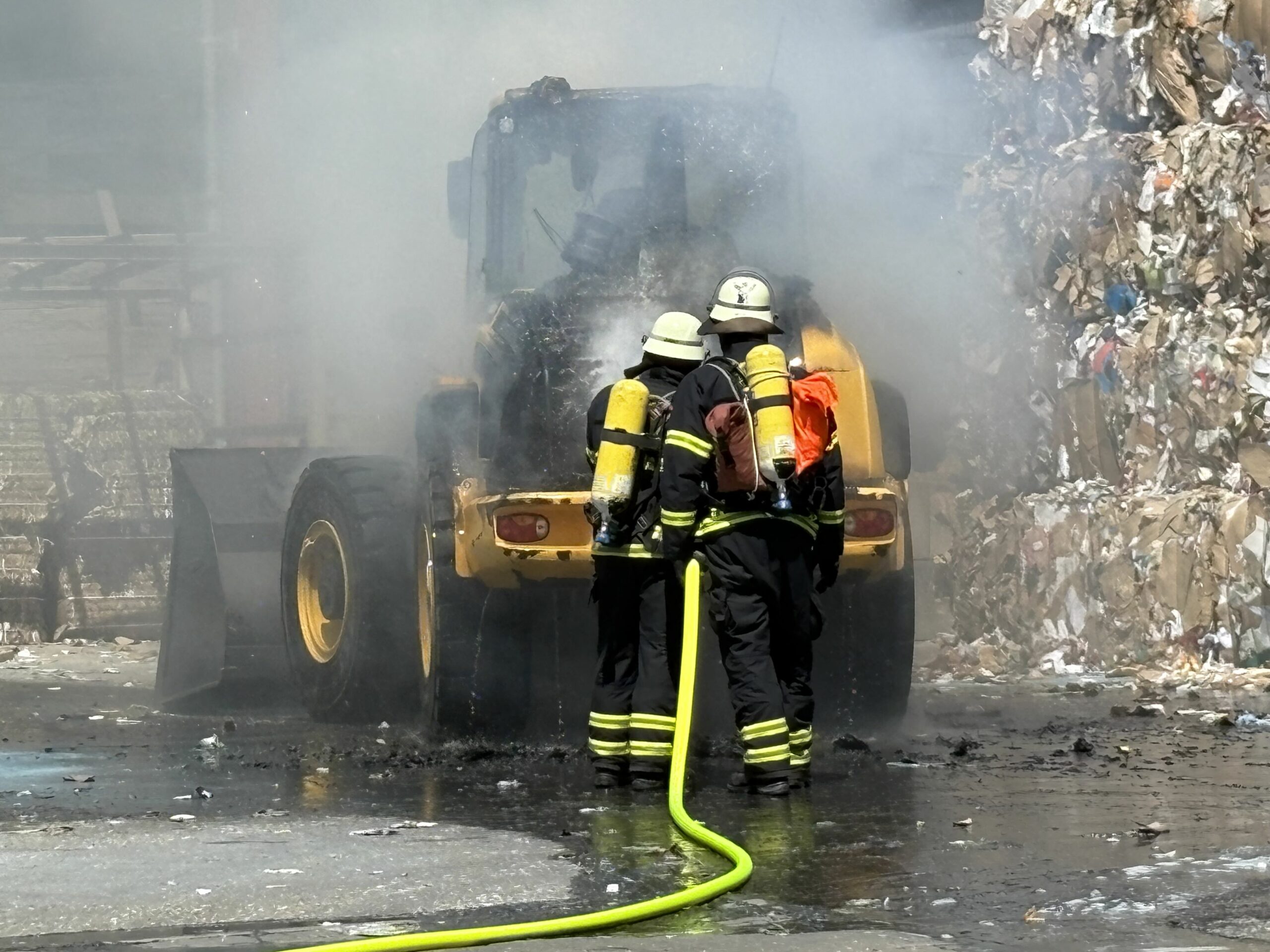 Radlader brennt in Halle mit Papierballen – Feuerwehr verhindert Großbrand in Atona-Nrd