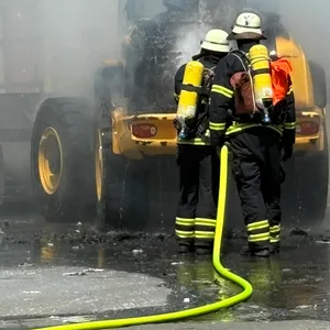 Radlader brennt in Halle mit Papierballen – Feuerwehr verhindert Großbrand in Atona-Nrd