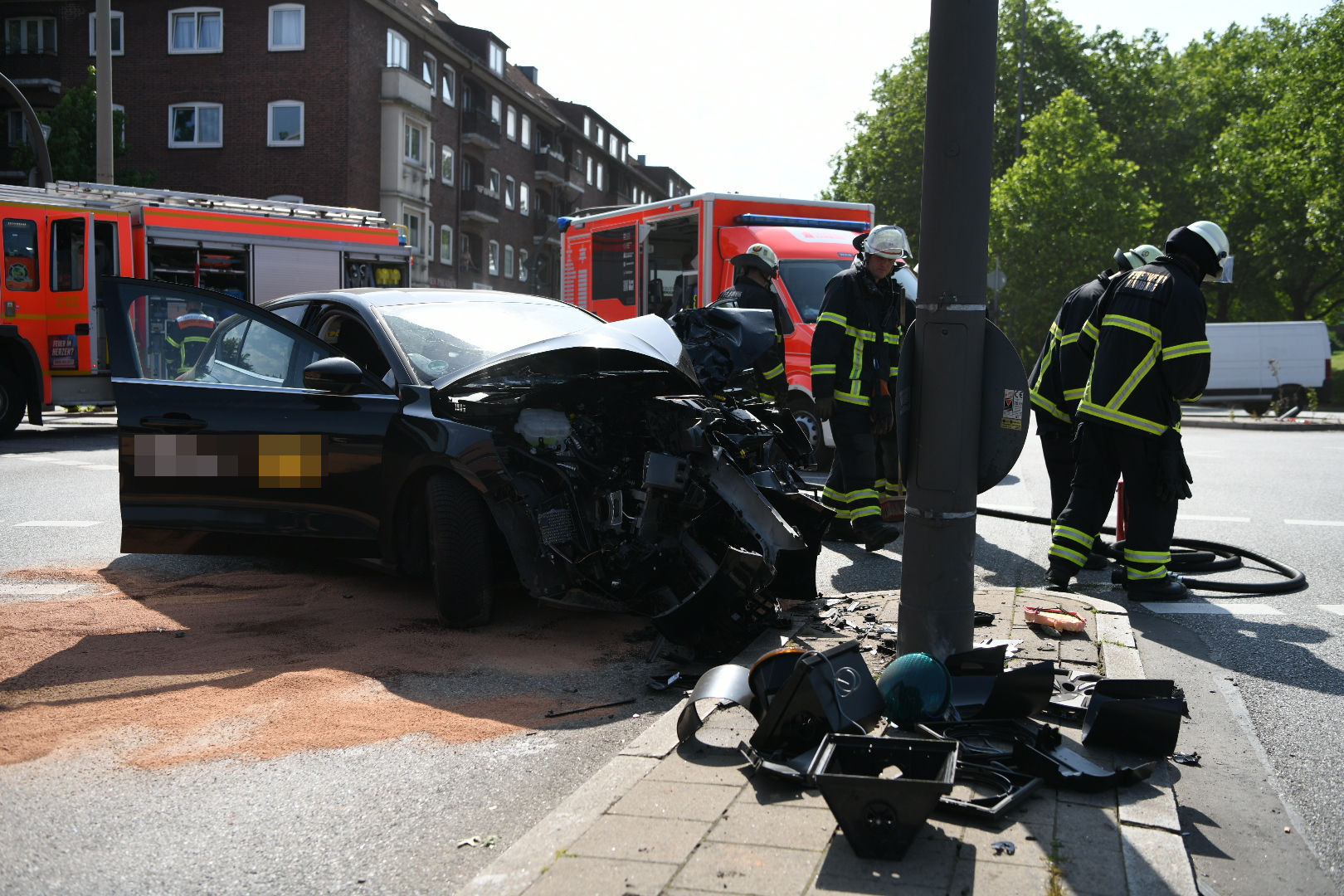 Feuerwehrkräfte stehen an der Unfallstelle.