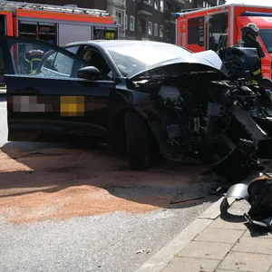 Feuerwehrkräfte stehen an der Unfallstelle.