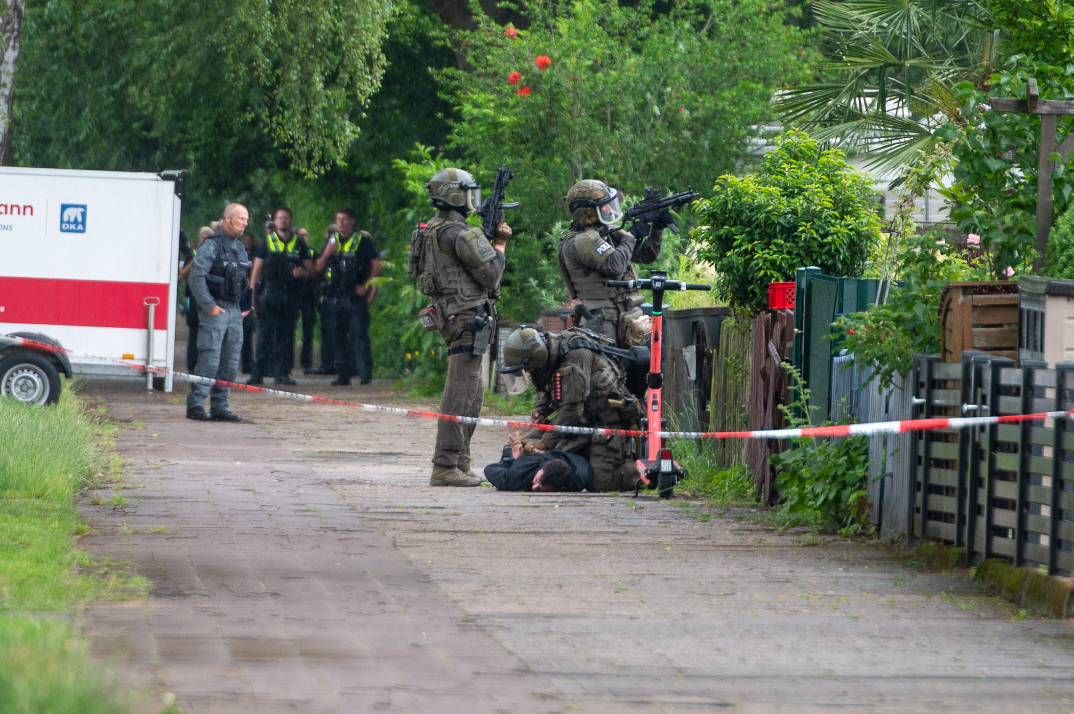 Schwer bewaffnete Beamte des SEK vor dem Haus in Billstedt.