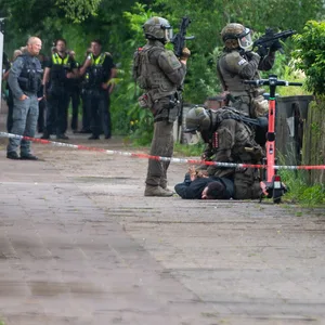 Schwer bewaffnete Beamte des SEK vor dem Haus in Billstedt.