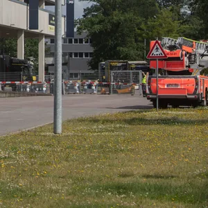 Polizei und Feuerwehr rückten für den Einsatz am „World-Cargo-Center“ an.