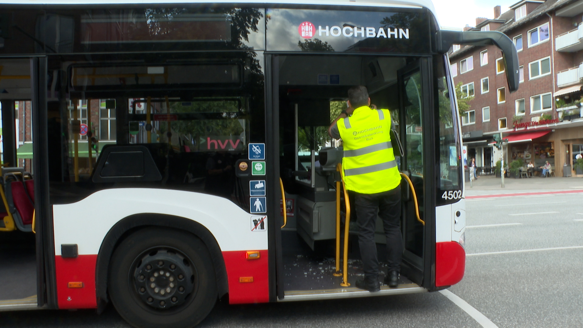 Mehrere Menschen wurden leicht verletzt, als ein Autofahrer illegal wendete und den Bus so zu einer Notbremsund zwang.