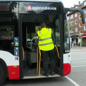 Mehrere Menschen wurden leicht verletzt, als ein Autofahrer illegal wendete und den Bus so zu einer Notbremsund zwang.