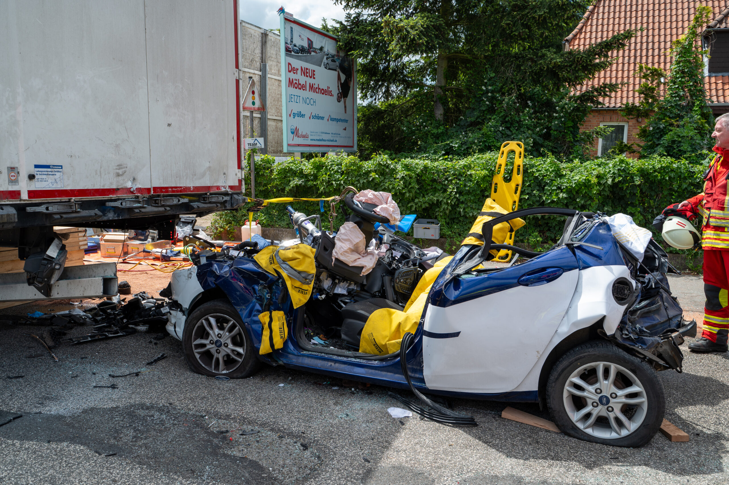 Der Ford wurde unter einen Laster geschleudert. Alle Insassen wurden schwer verletzt.
