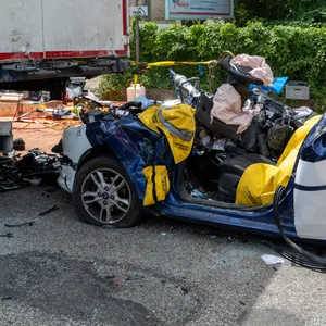 Der Ford wurde unter einen Laster geschleudert. Alle Insassen wurden schwer verletzt.