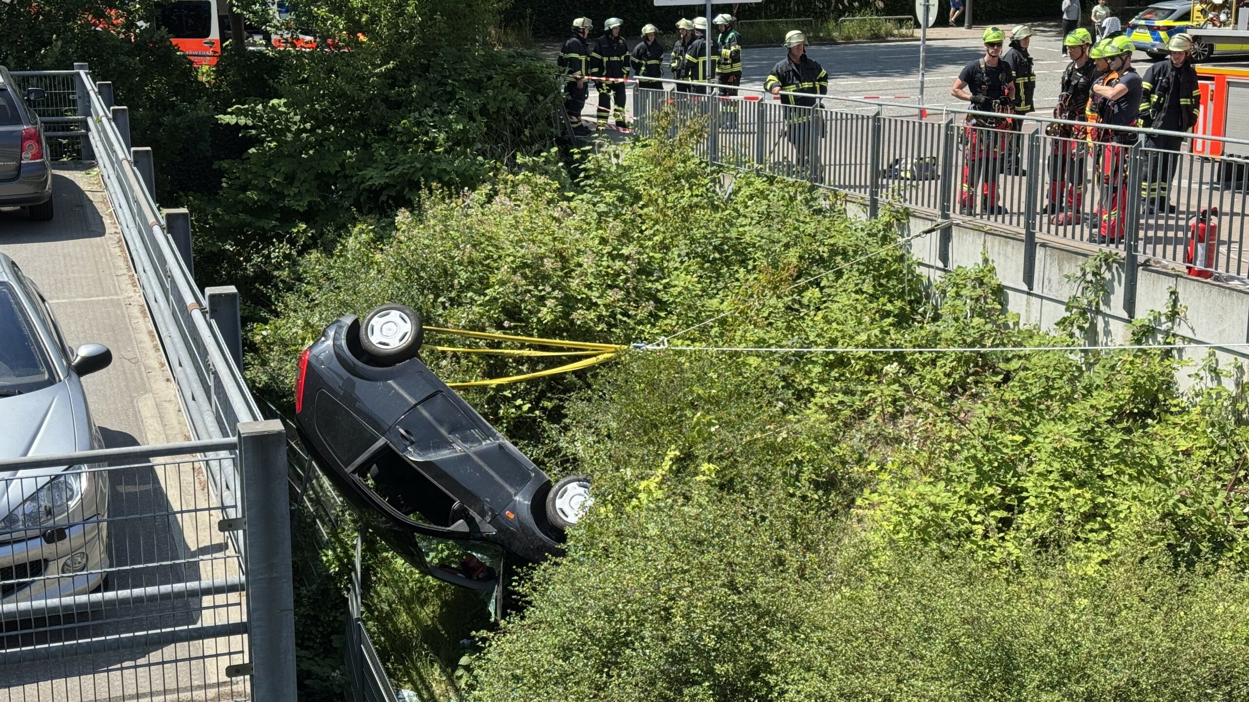 Ein Auto in einer Böschung