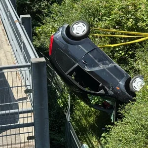 Ein Auto in einer Böschung