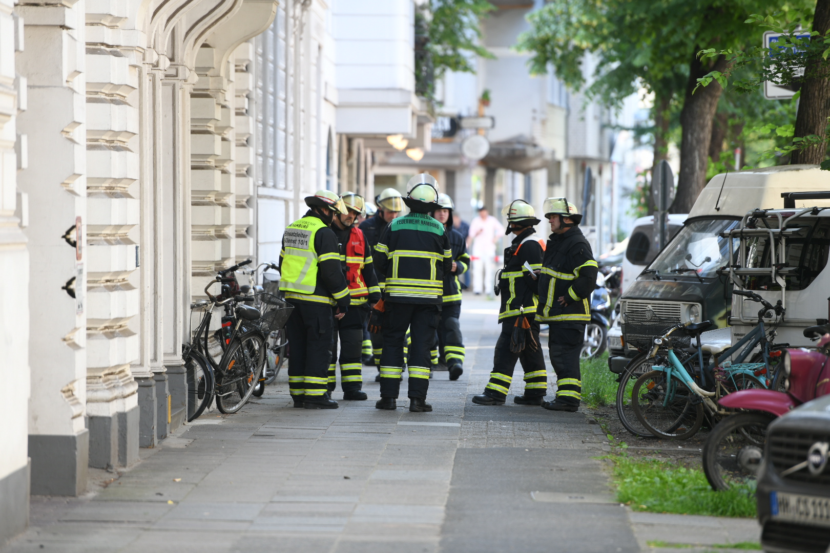 Feuerwehrleute in der Bundesstraße