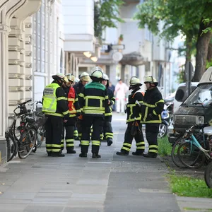 Feuerwehrleute in der Bundesstraße
