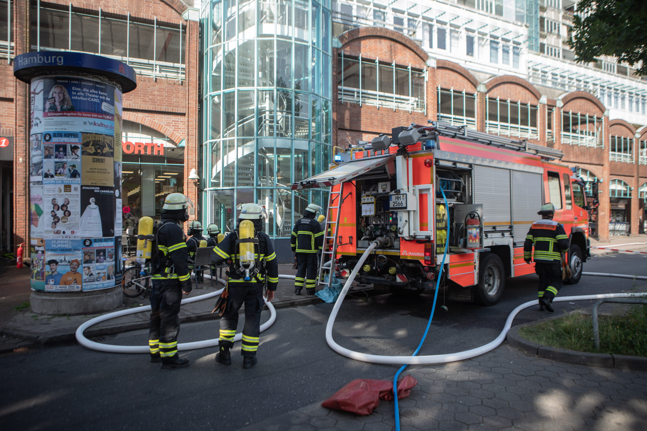 Feuerwehrleute stehen am Einsatzort