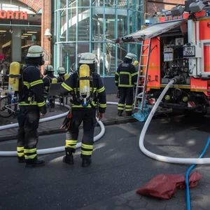 Feuerwehrleute stehen am Einsatzort
