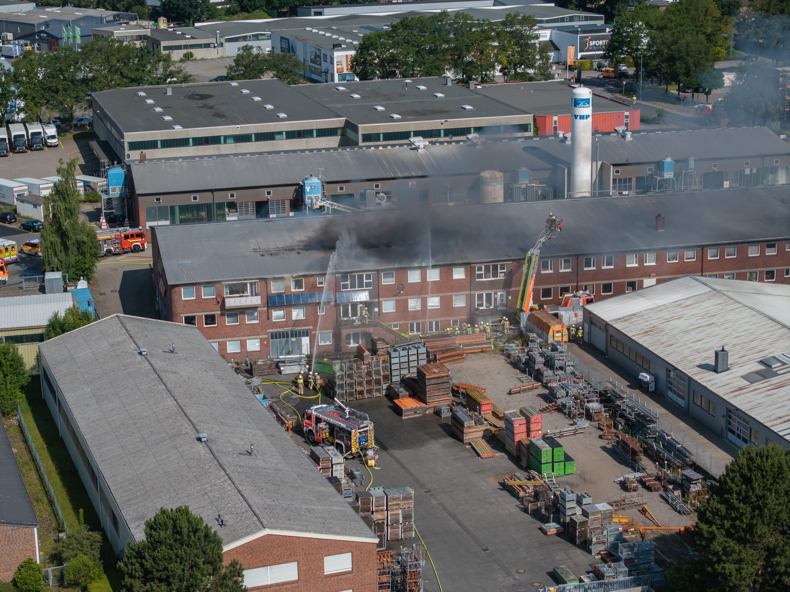 Luftaufnahme zeigt Brand in Werkstattgebäude