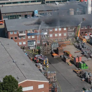 Luftaufnahme zeigt Brand in Werkstattgebäude
