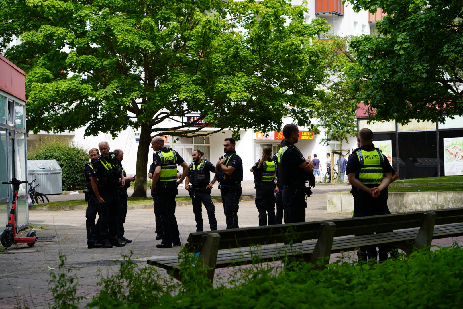 Mitglieder zweier Großfamilien sollen am Sonntag in Steilshoop in Streit geraten sein, mehr als 100 Menschen standen drumherum und gafften.