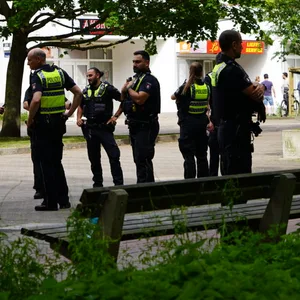 Mitglieder zweier Großfamilien sollen am Sonntag in Steilshoop in Streit geraten sein, mehr als 100 Menschen standen drumherum und gafften.