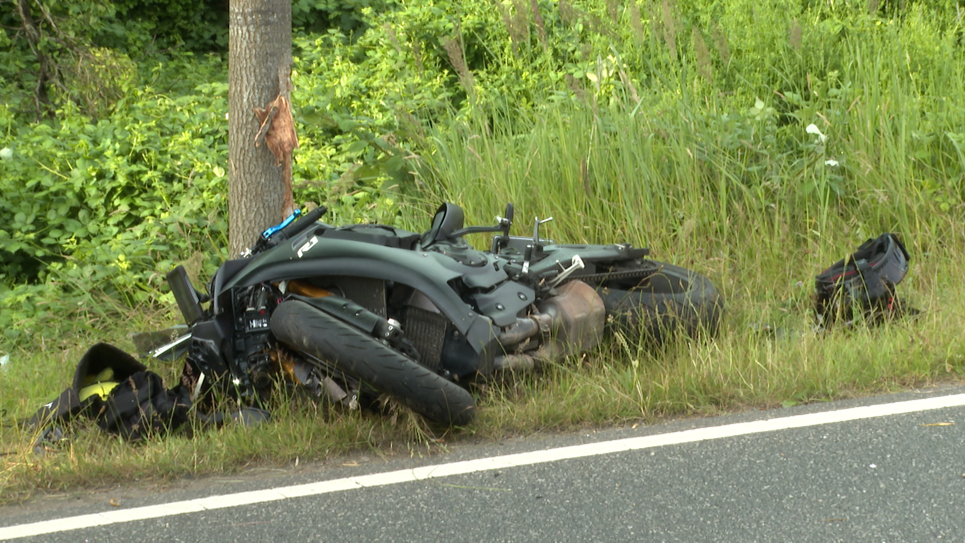 Motorrad liegt neben der Fahrbahn.