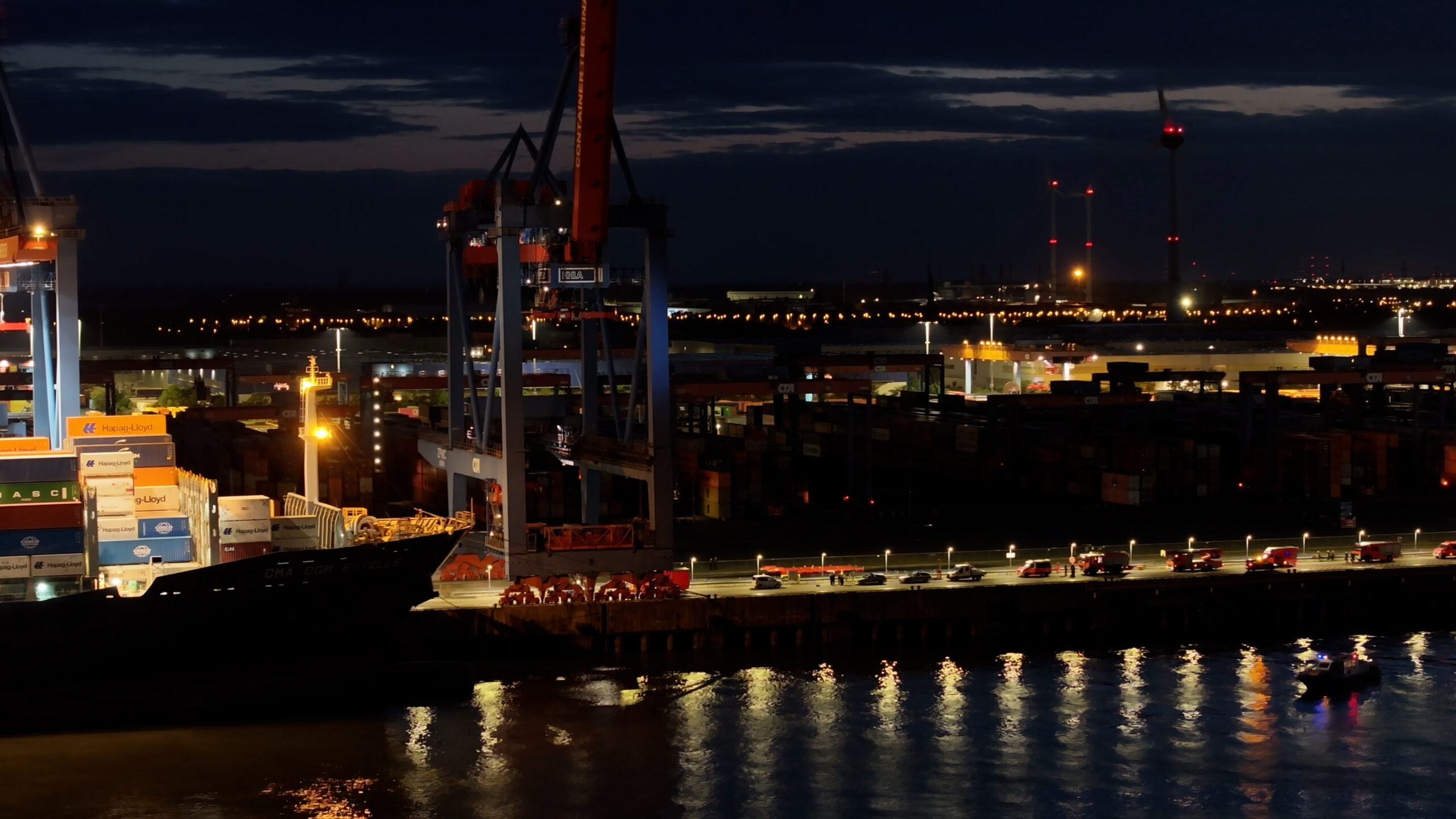 Fahrzeuge von Feuerwehr und Polizei stehen am Containerterminal Altenwerder.