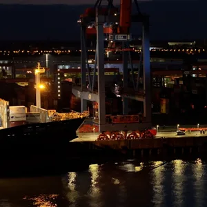 Fahrzeuge von Feuerwehr und Polizei stehen am Containerterminal Altenwerder.