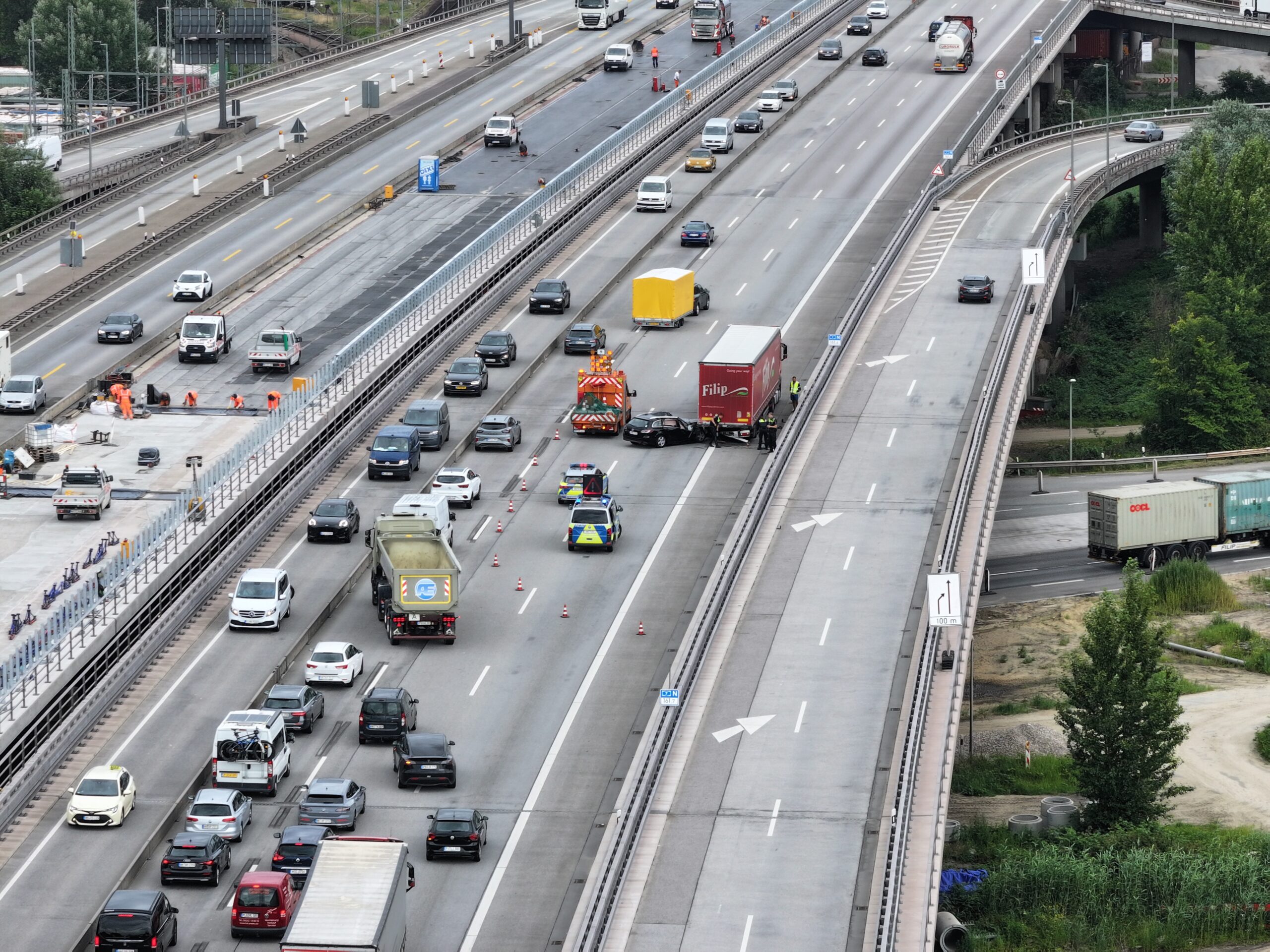 Pkw kollidiert auf A7 bei Waltershof mit Lkw. Ein Verletzter und Stau vor Elbtuunel