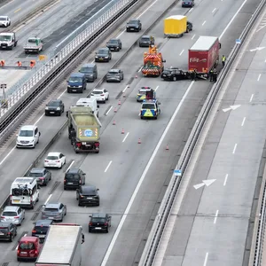 Pkw kollidiert auf A7 bei Waltershof mit Lkw. Ein Verletzter und Stau vor Elbtuunel