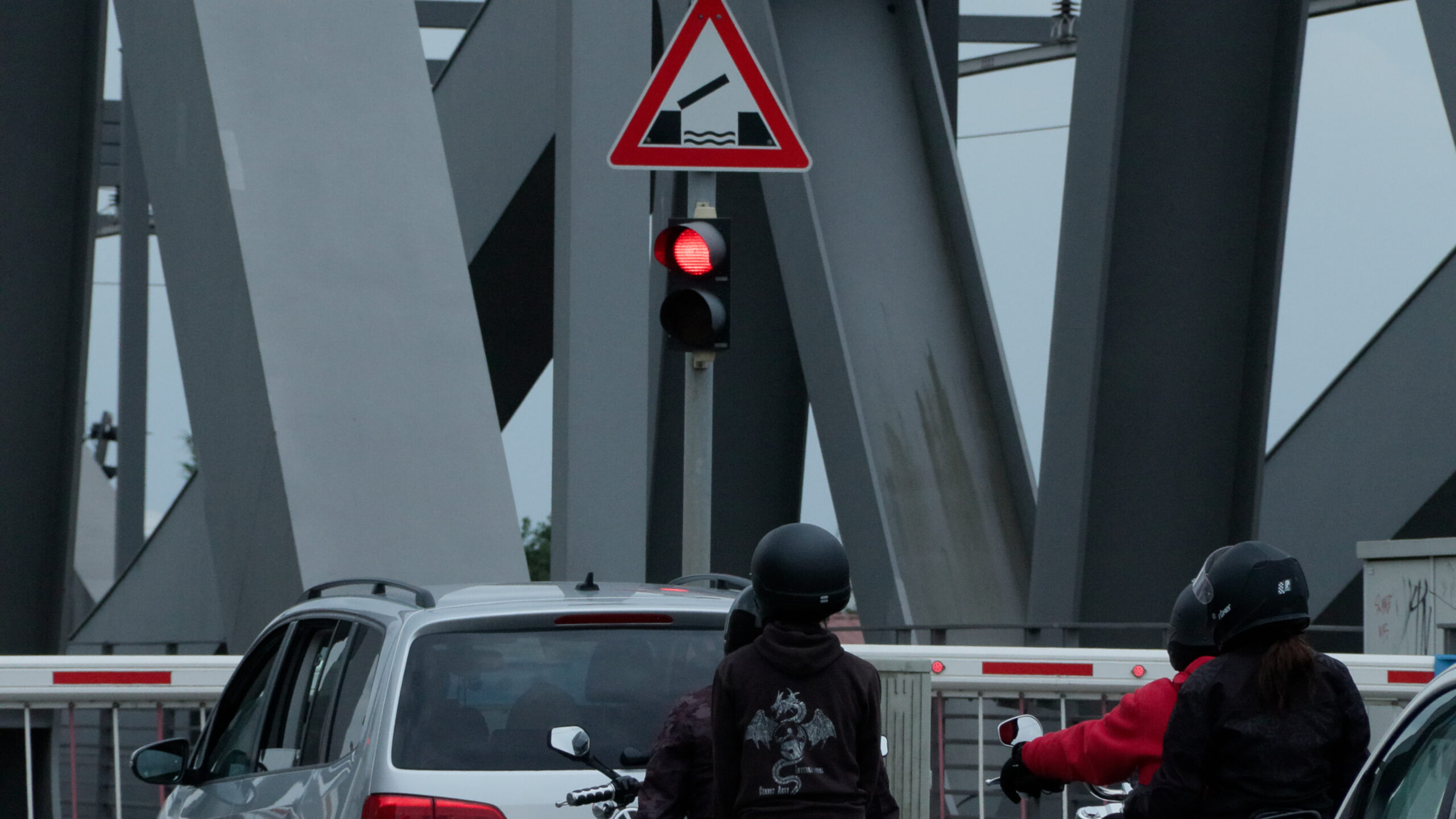 Autos vor einer Brücke